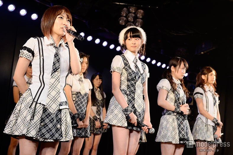 高橋みなみ（左）（C）AKS