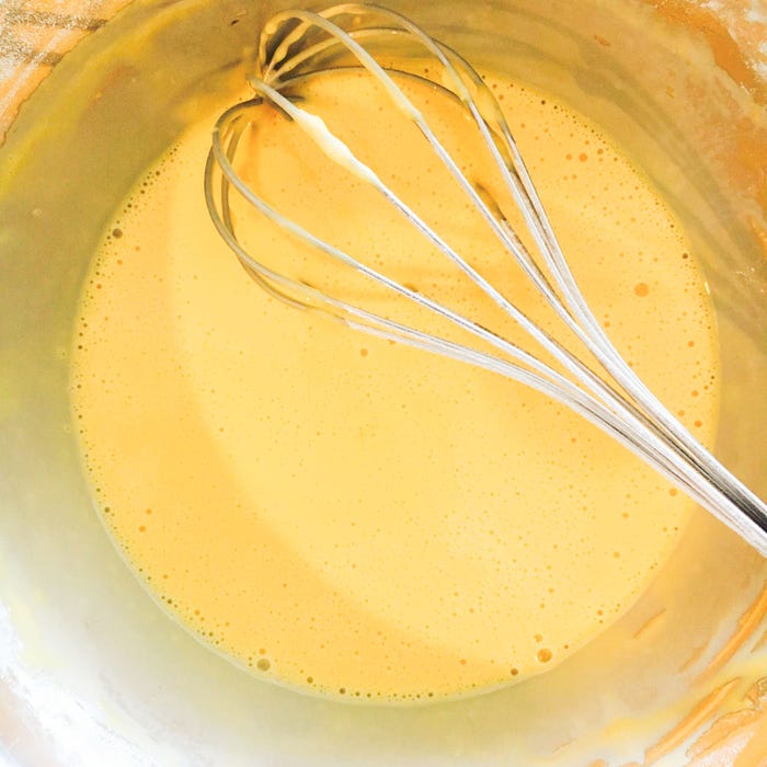 手順2:ボウルに卵、はちみつを入れよく混ぜる/画像提供:柏原歩