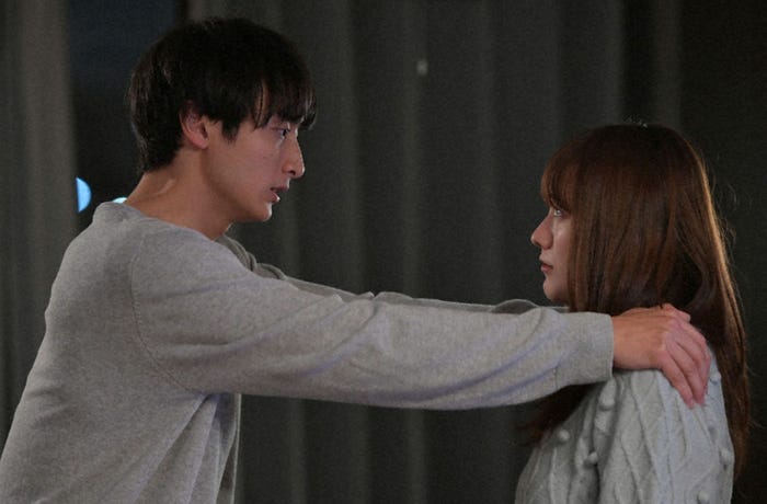 小関裕太、小島藤子/「来世ではちゃんとします」第2話より(C)「来世ではちゃんとします」製作委員会