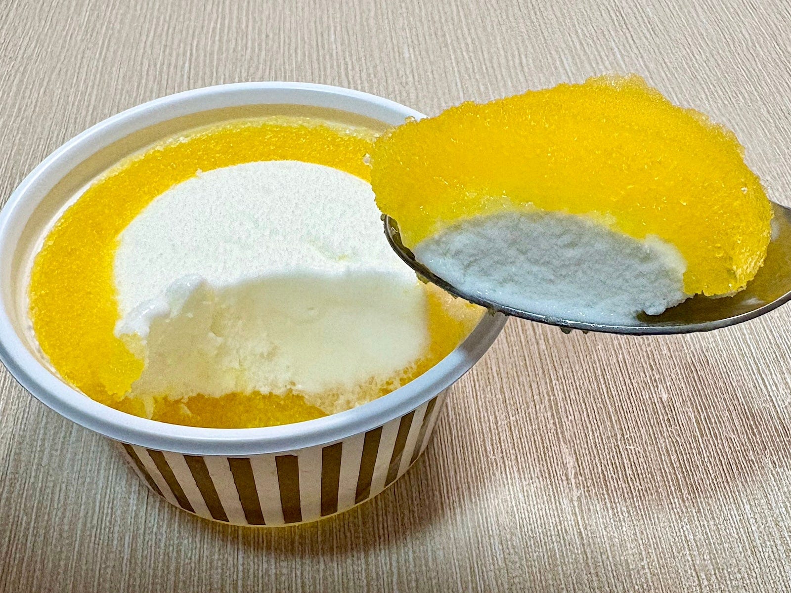 ひと口で、濃厚なマンゴー氷とバニラアイスのおいしさを楽しめるかき氷フロートです 