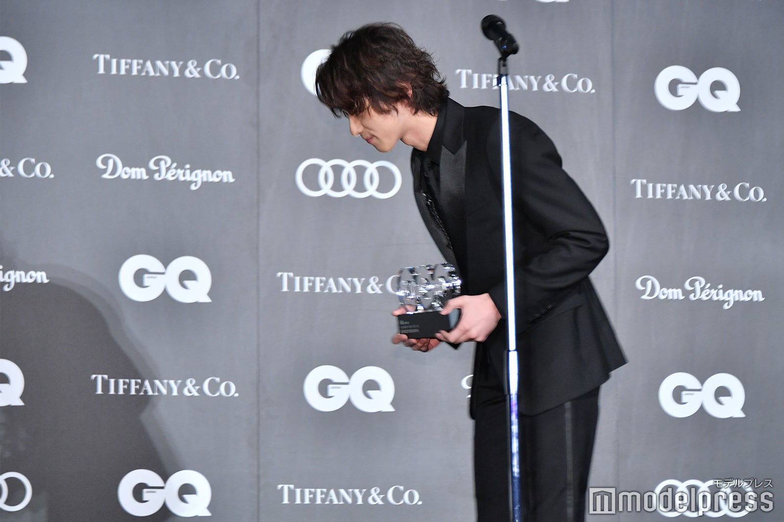 司会にも丁寧にお辞儀をする横浜流星 （C）モデルプレス