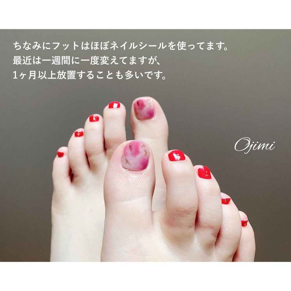 赤いフットネイル