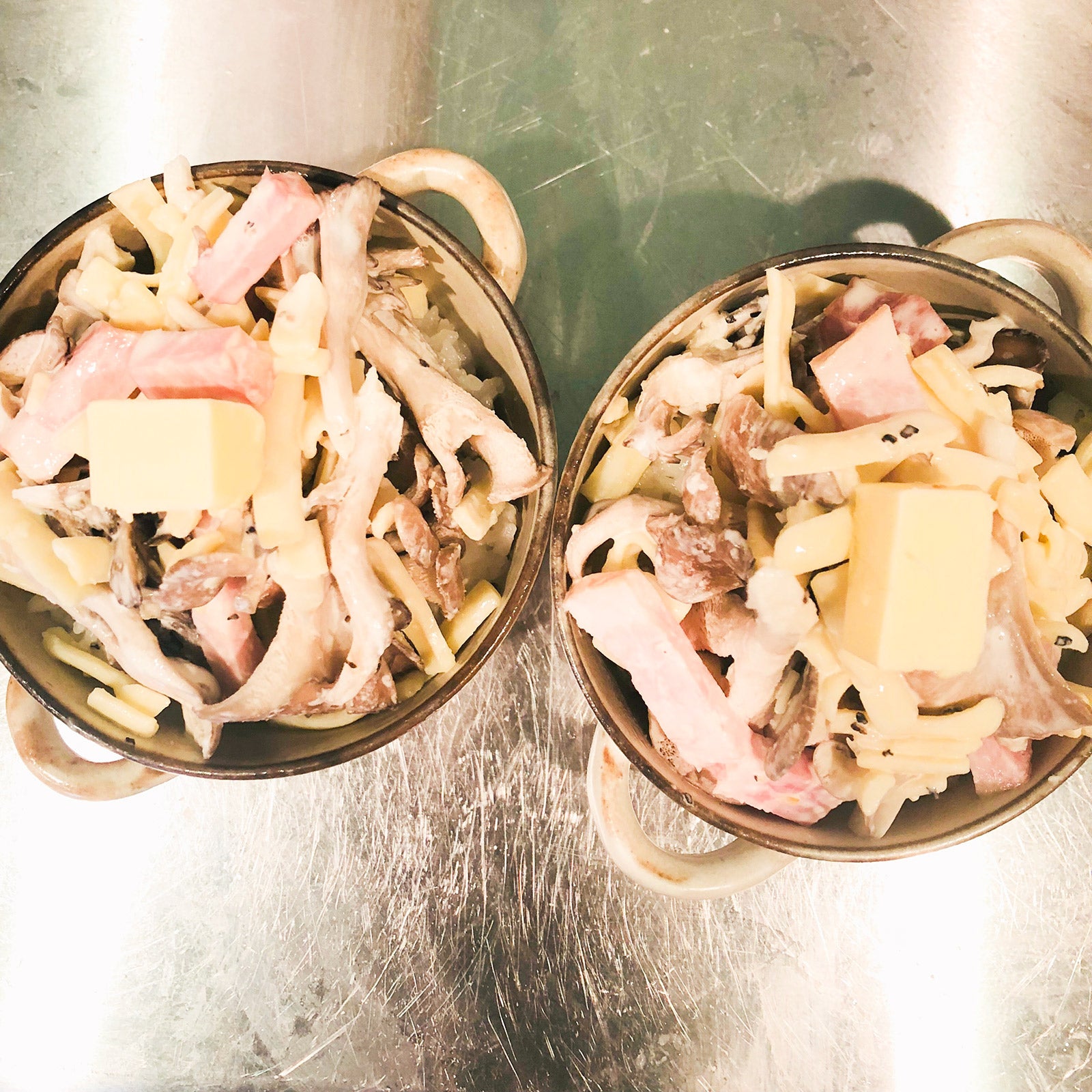 手順2：器にご飯を半分くらいまで入れ混ぜた具を入れ、バターをのせる／画像提供：柏原歩