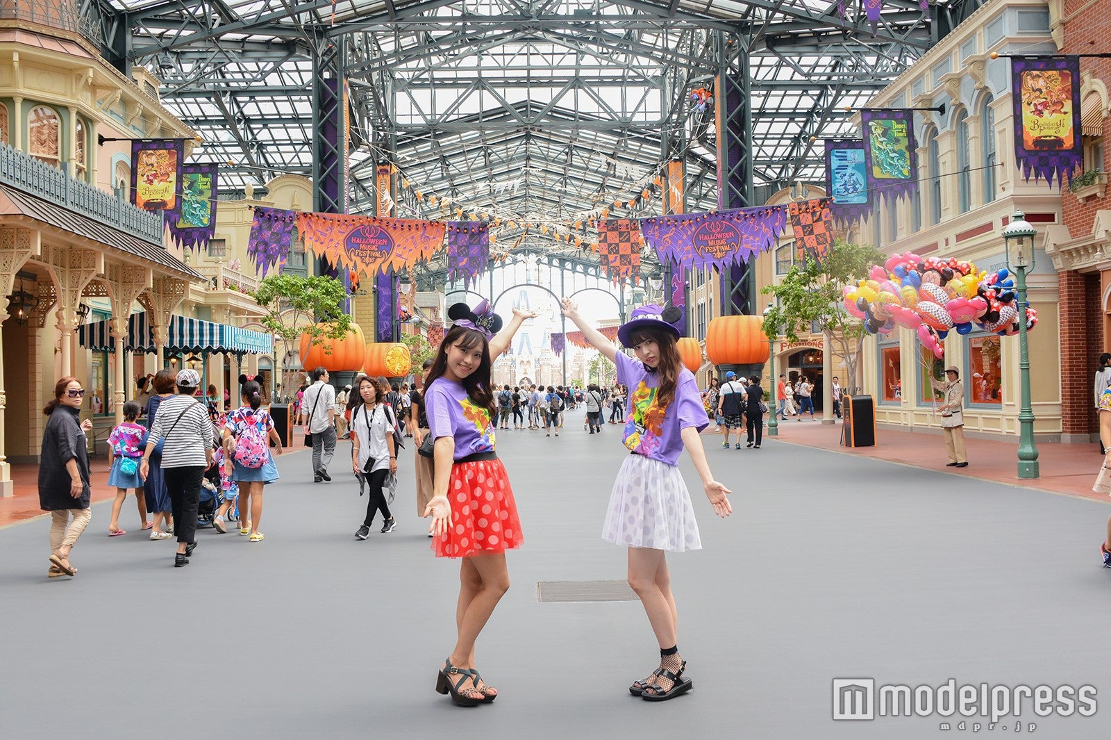 秋のスペシャルイベント「ディズニー･ハロウィーン」モデル：山本沙樹（左）、田方萌子（右）／（C）モデルプレス