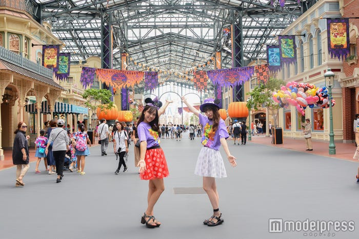秋のスペシャルイベント「ディズニー・ハロウィーン」モデル:山本沙樹(左)、田方萌子(右)/(C)モデルプレス