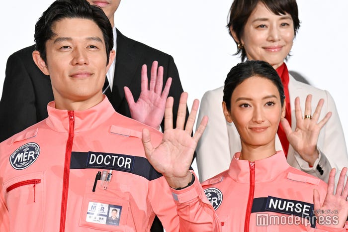 鈴木亮平、菜々緒(C)モデルプレス