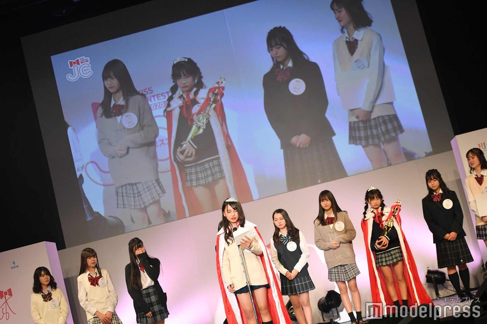 グランプリを受賞し感謝の手紙を読むJURIさん （C）モデルプレス