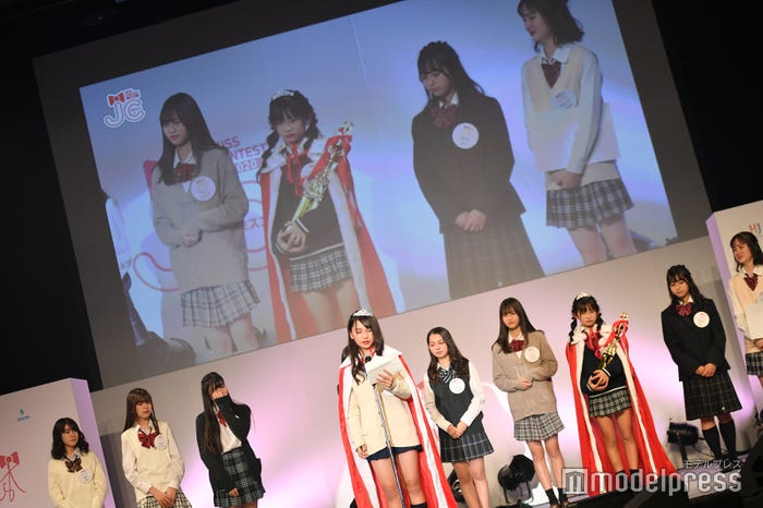 グランプリを受賞し感謝の手紙を読むJURIさん (C)モデルプレス