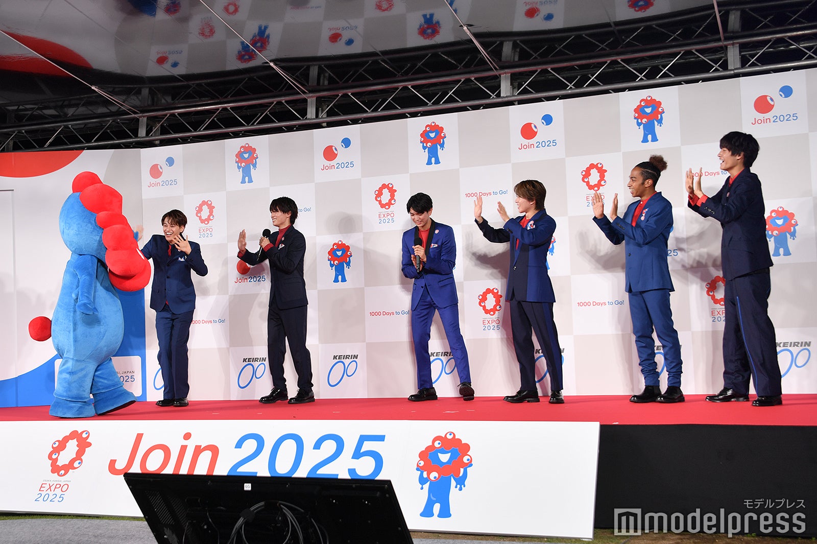 ミャクミャクの登場に盛り上がるAぇ! group（C）モデルプレス