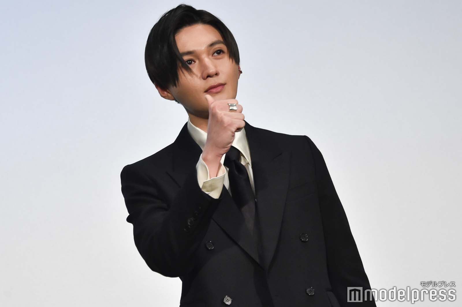 クイズで勝ちを確信してグッドサインを決める八木勇征（C）モデルプレス