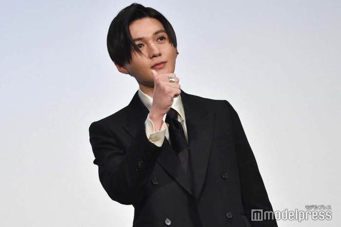 クイズで勝ちを確信してグッドサインを決める八木勇征(C)モデルプレス