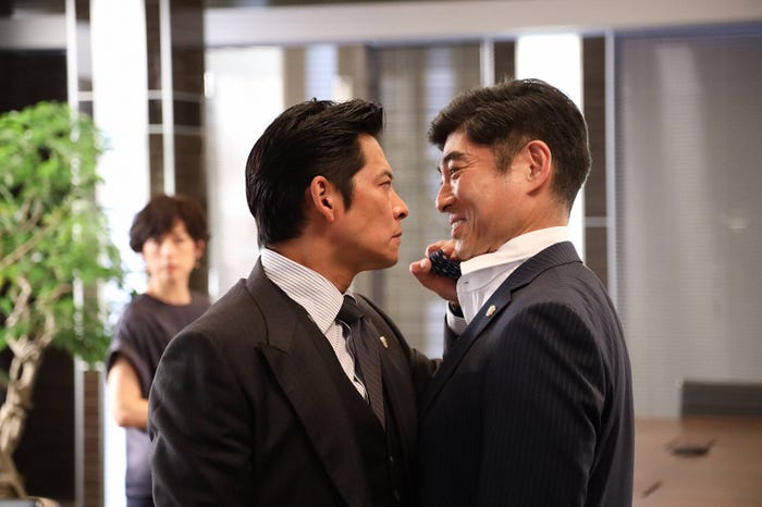 鈴木保奈美、織田裕二、高嶋政宏「SUITS/スーツ2」第7話より(C)フジテレビ