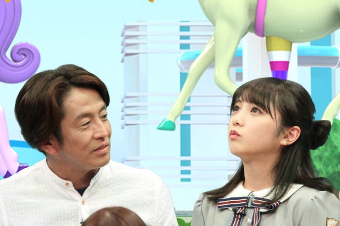 堀内健、与田祐希 (C)フジテレビ