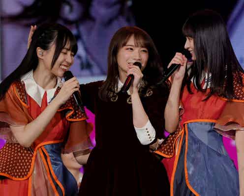 乃木坂46秋元真夏、“同期”生田絵梨花・白石麻衣ら卒業生からのサプライズメッセージに涙<11th YEAR BIRTHDAY LIVE>