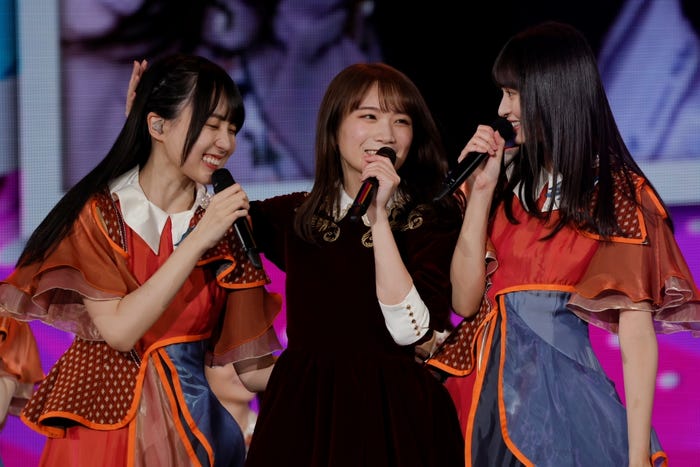 賀喜遥香、秋元真夏、遠藤さくら「秋元真夏 卒業コンサート」より(C)乃木坂46LLC
