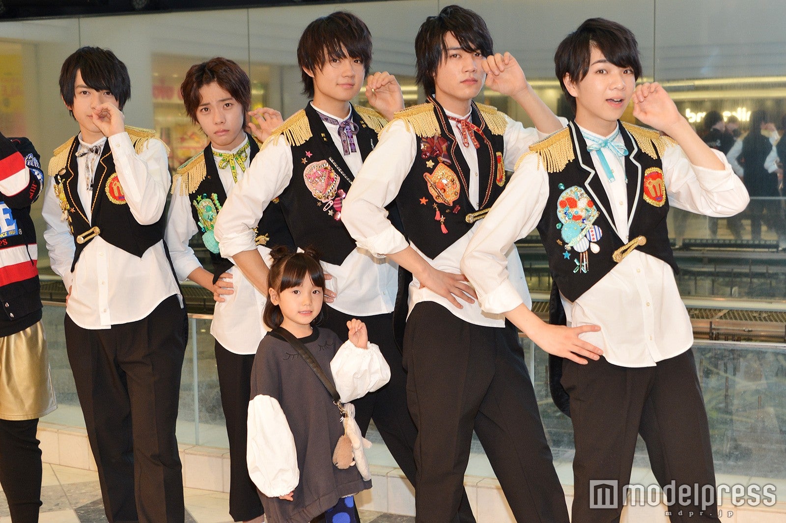 M!LK（左から）吉田仁人、山﨑悠稀、佐野勇斗、板垣瑞生、塩﨑太智と稲垣来泉ちゃん（C）モデルプレス