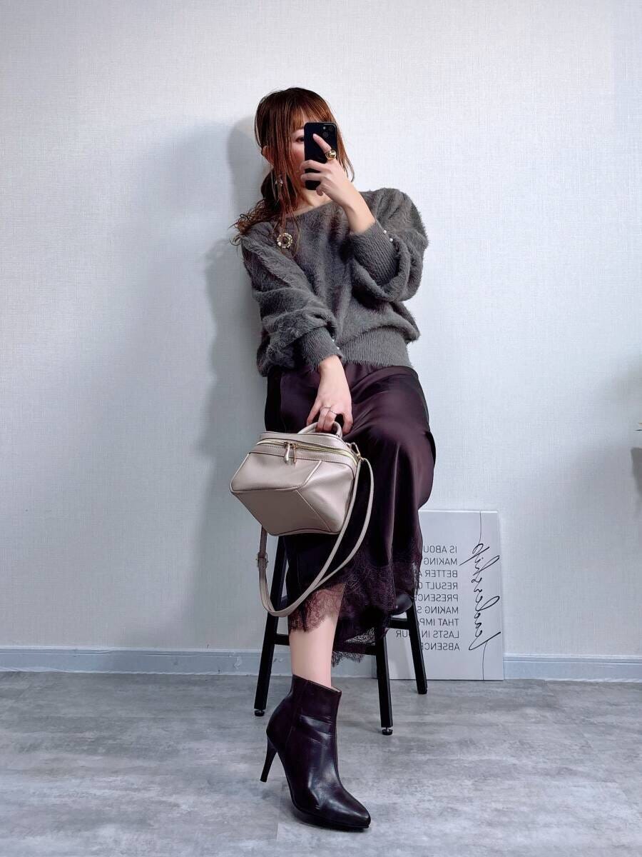 coca袖パールシャギーニットトップス　グレージュとサテンスカートコーデ