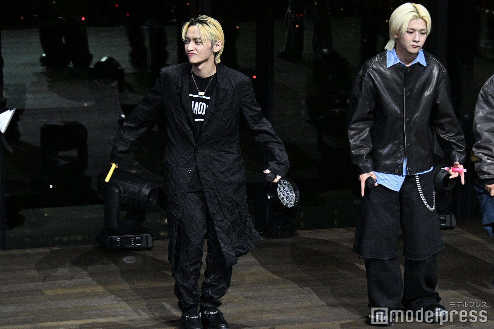 サイリウムを持ってはしゃぐSKY-HI、edhiii boi（C）モデルプレス