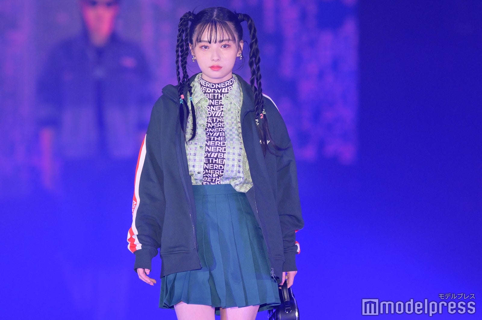 韓国出身のインフルエンサー・らん、ミニスカで美脚際立つ 高め三つ編みが個性的＜GirlsAward 2022 A／W＞