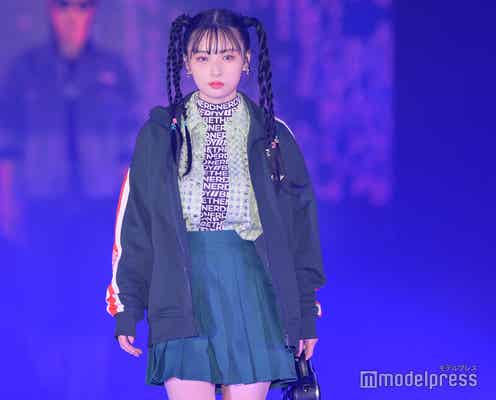 韓国出身のインフルエンサー・らん、ミニスカで美脚際立つ 高め三つ編みが個性的<GirlsAward 2022 A/W>