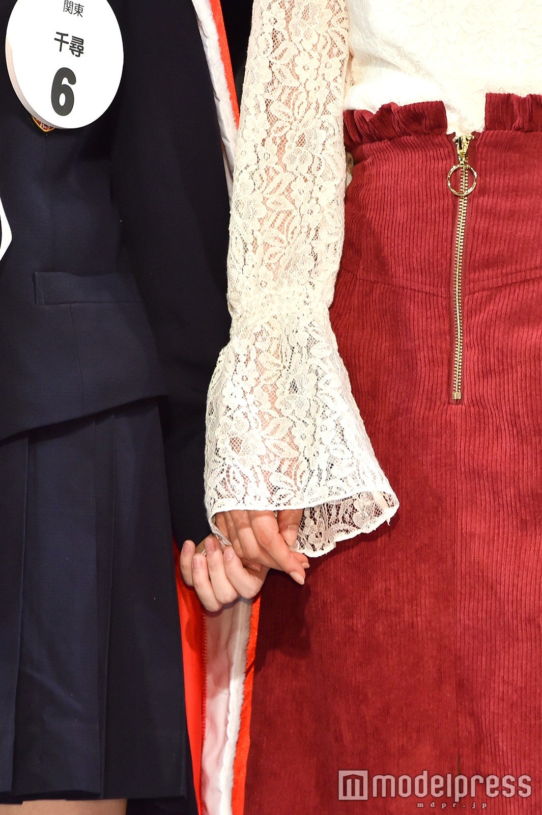 緊張のあまりアンバサダー・みなみの手を握る関東エリアグランプリ・千尋さん （C）モデルプレス