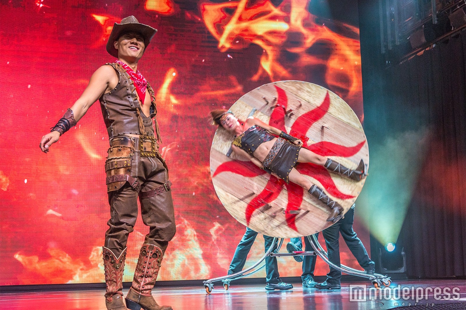 ナイフ投げパフォーマンスにドキドキ （C）モデルプレス