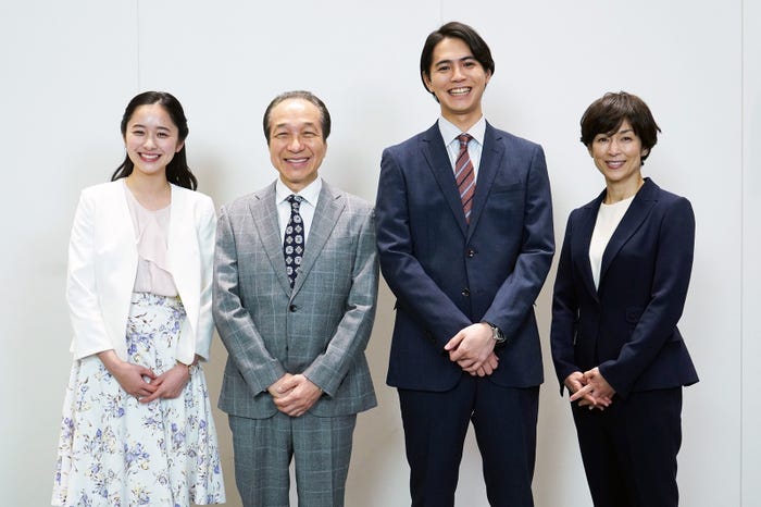 堀田真由、小日向文世、片寄涼太、鈴木保奈美 (C)フジテレビ