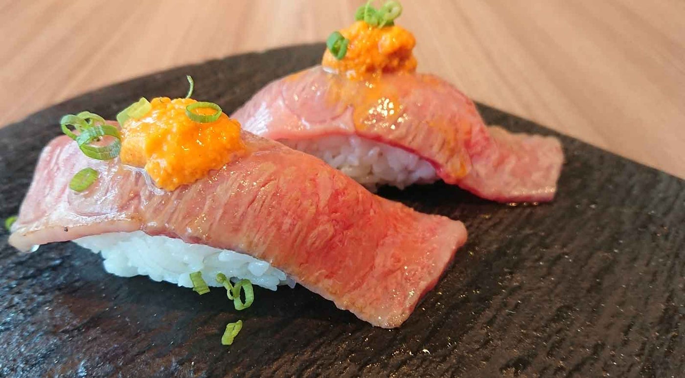 おびら牛・うに焼きのっけ寿司／画像提供：札幌広域圏PR事務局