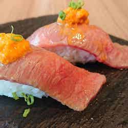 おびら牛・うに焼きのっけ寿司／画像提供：札幌広域圏PR事務局