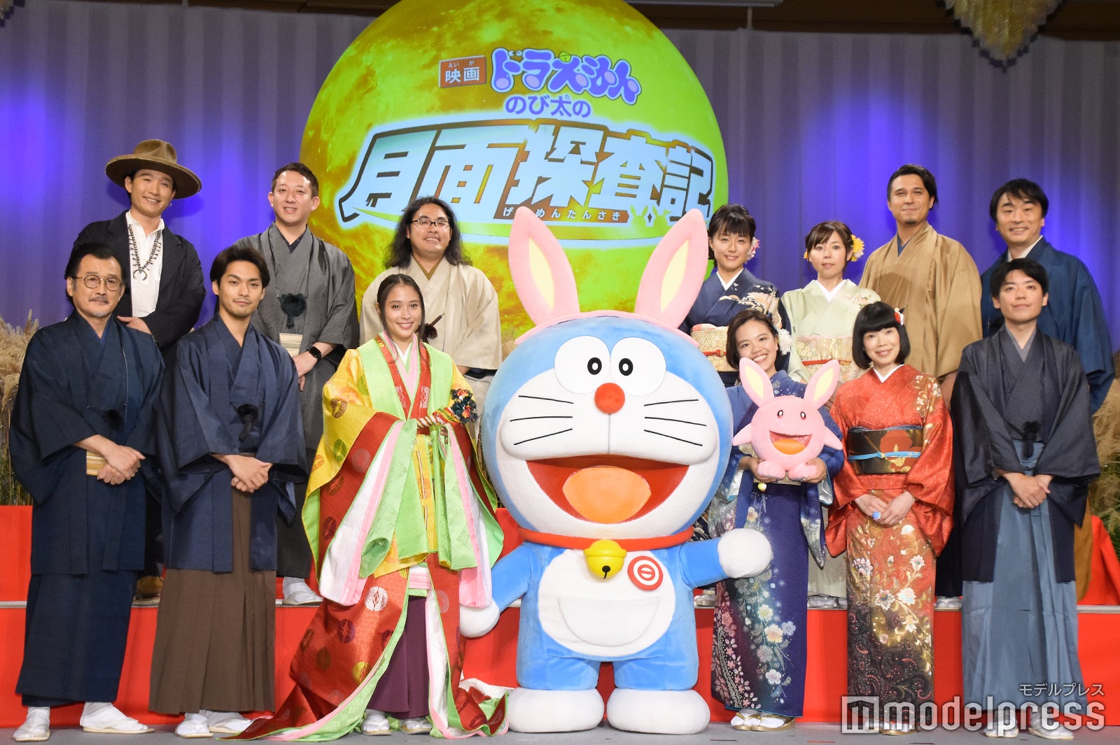 （下段左から）吉田鋼太郎、柳楽優弥、広瀬アリス、ドラえもん、辻村深月氏、水田わさび、八鍬新之介監督（上段左から）平井大、高橋茂雄、中岡創一、かかずゆみ、大原めぐみ、木村昴、関智一 （C）モデルプレス