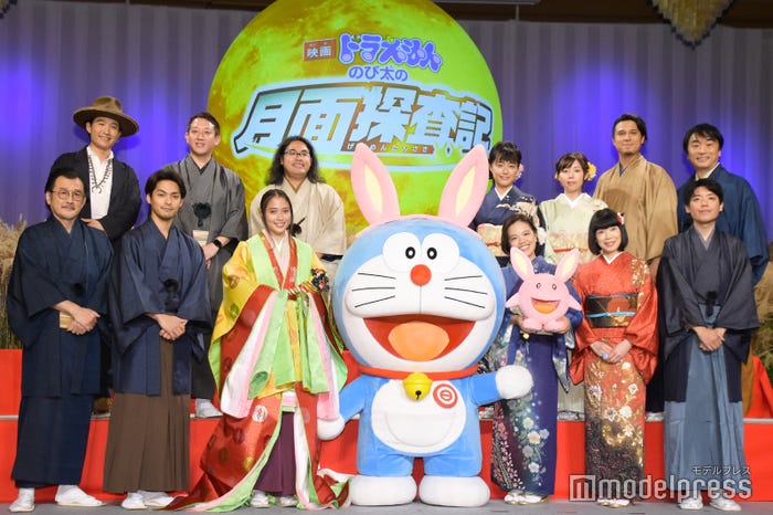 (下段左から)吉田鋼太郎、柳楽優弥、広瀬アリス、ドラえもん、辻村深月氏、水田わさび、八鍬新之介監督(上段左から)平井大、高橋茂雄、中岡創一、かかずゆみ、大原めぐみ、木村昴、関智一 (C)モデルプレス