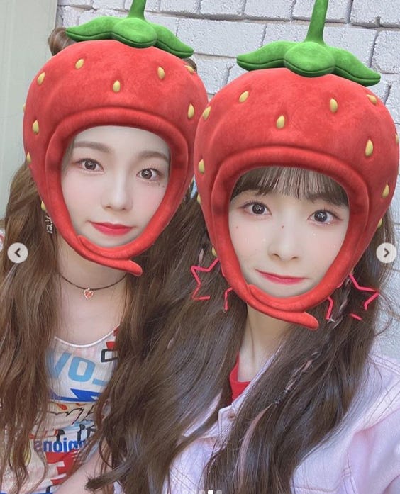 (左から)AYAKA、MIIHI/NiziUInstagramより
