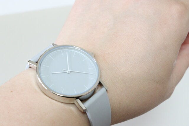 シンプルデザインウォッチ（グレー）　着用