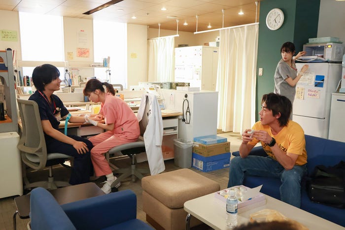 大西流星、芳根京子、吉村界人、高橋ひかる「まどか26歳、研修医やってます!」(C)TBS
