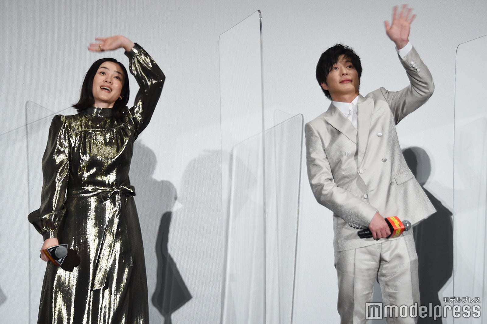 中継カメラに手を振る原田知世＆田中圭（C）モデルプレス