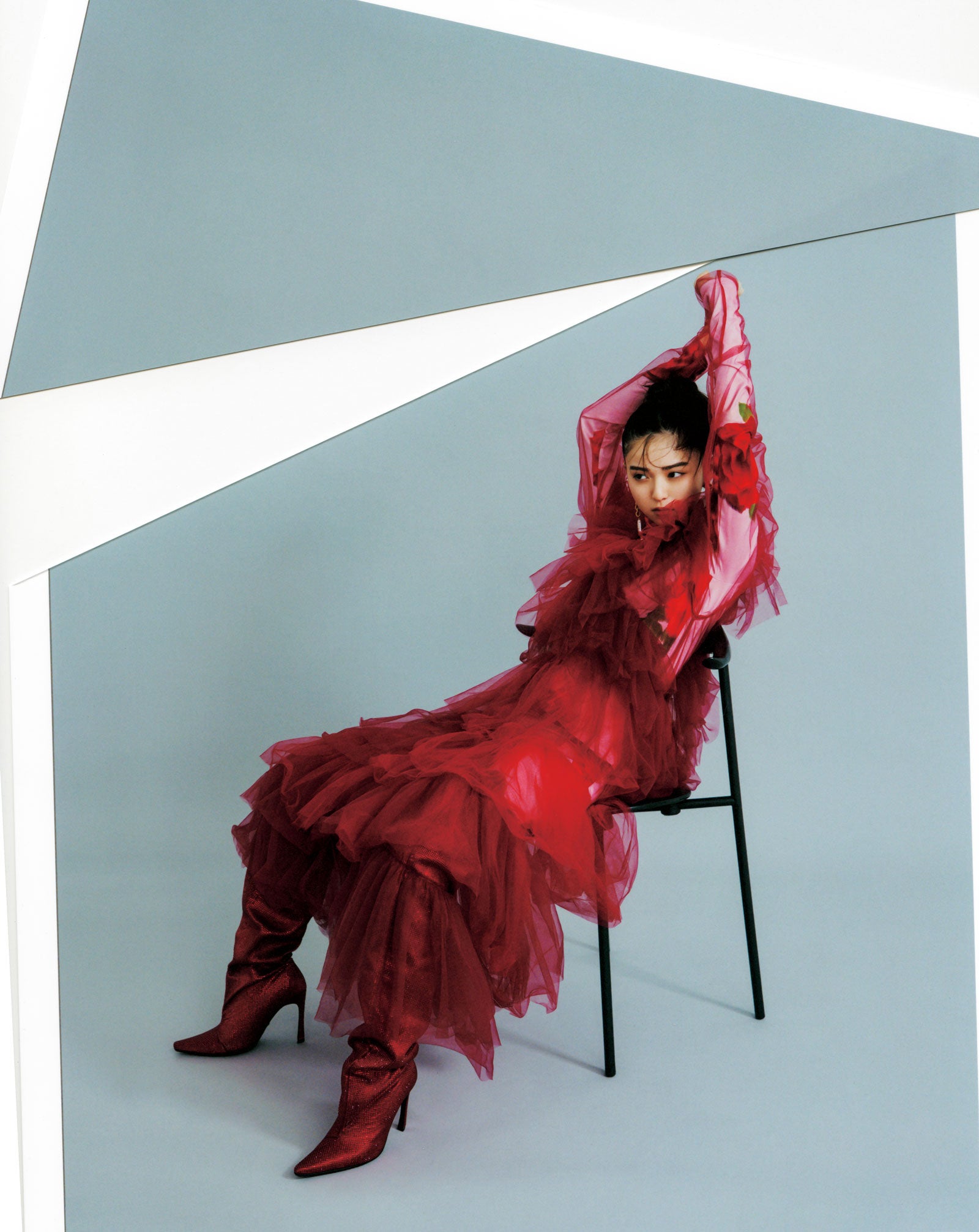 乃木坂46齋藤飛鳥、真っ赤なシースルードレスで魅了「sweet」表紙で情熱的着こなし