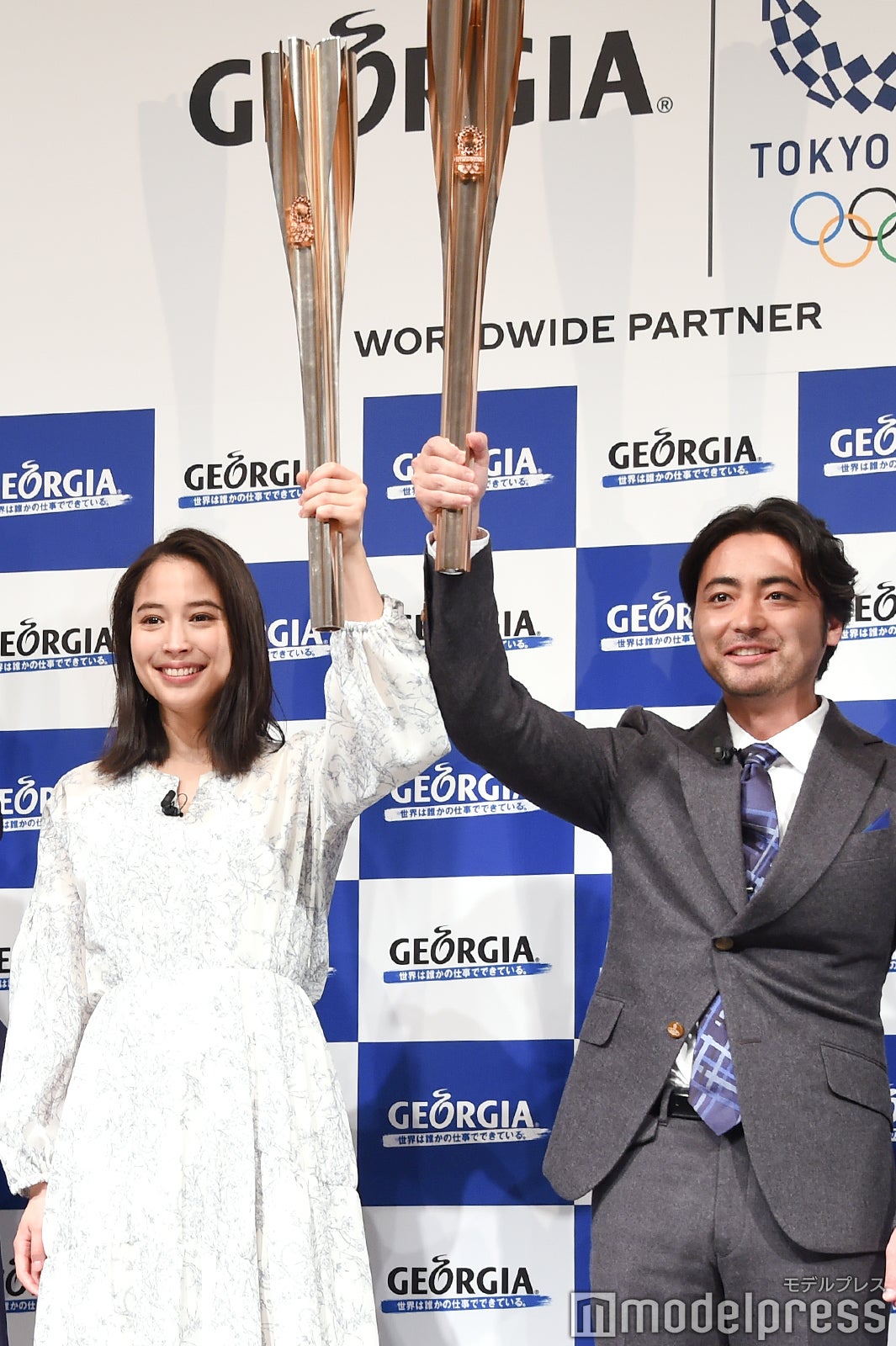 トーチを掲げる広瀬アリスと山田孝之（C）モデルプレス