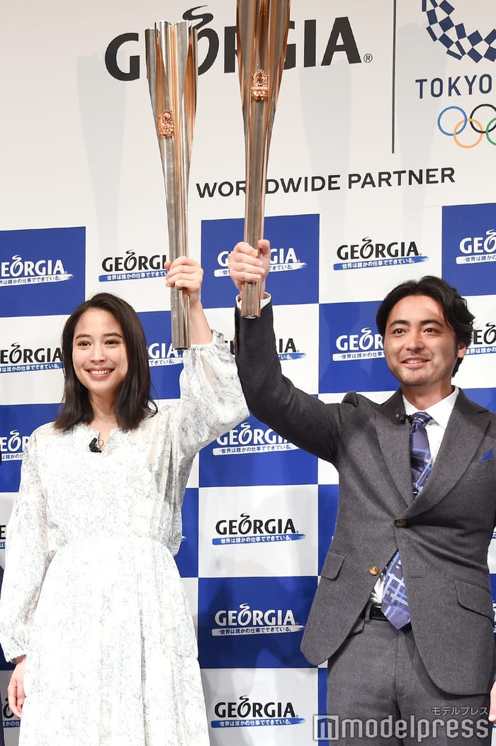 トーチを掲げる広瀬アリスと山田孝之(C)モデルプレス
