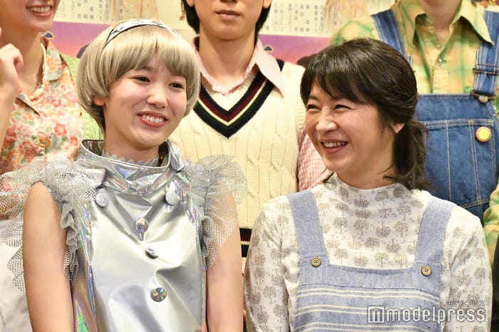 飯豊まりえ、田中美佐子 (C)モデルプレス