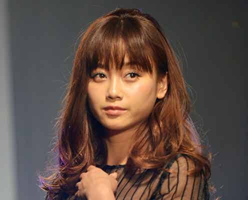 宮城舞、パリコレデビュー後初のランウェイ クールな表情で魅了