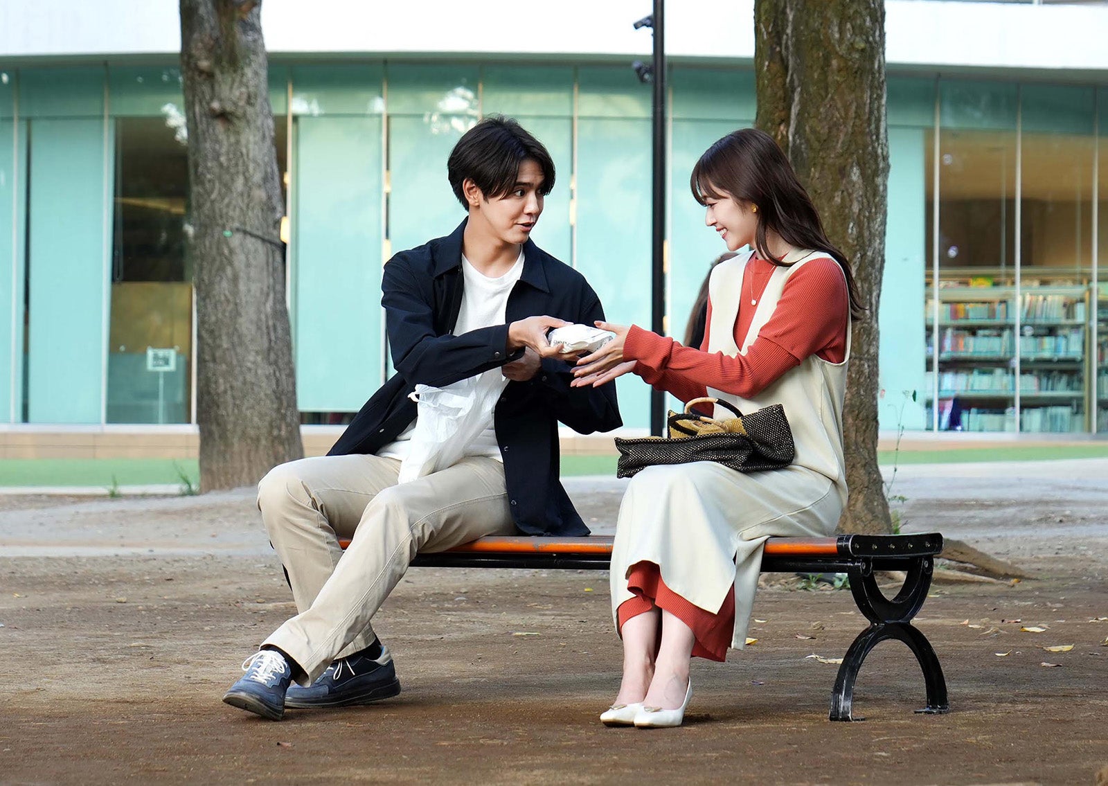 片寄涼太、鈴木愛理「推しが上司になりまして」第6話（C）「推しが上司になりまして」製作委員会