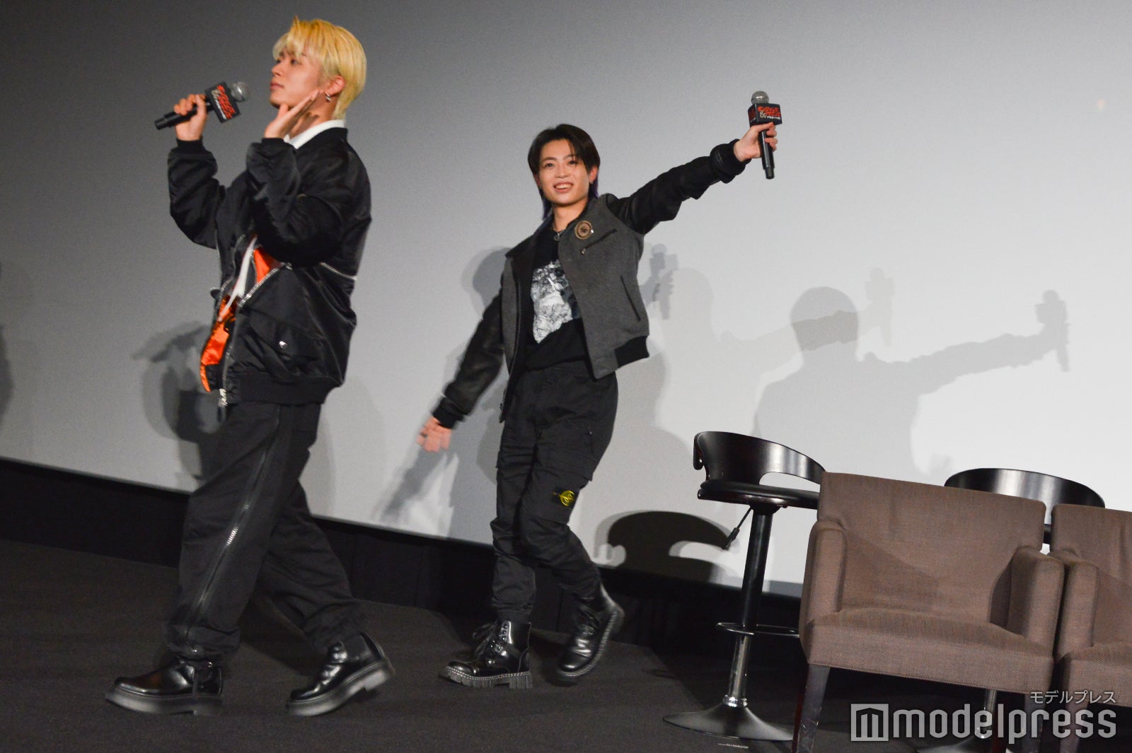 会場に駆けつけたファンに手を振るメンバー（C）モデルプレス