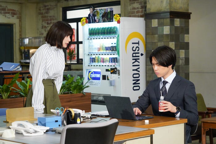 芳根京子、重岡大毅/「それってパクリじゃないですか?」第6話より(C)日本テレビ