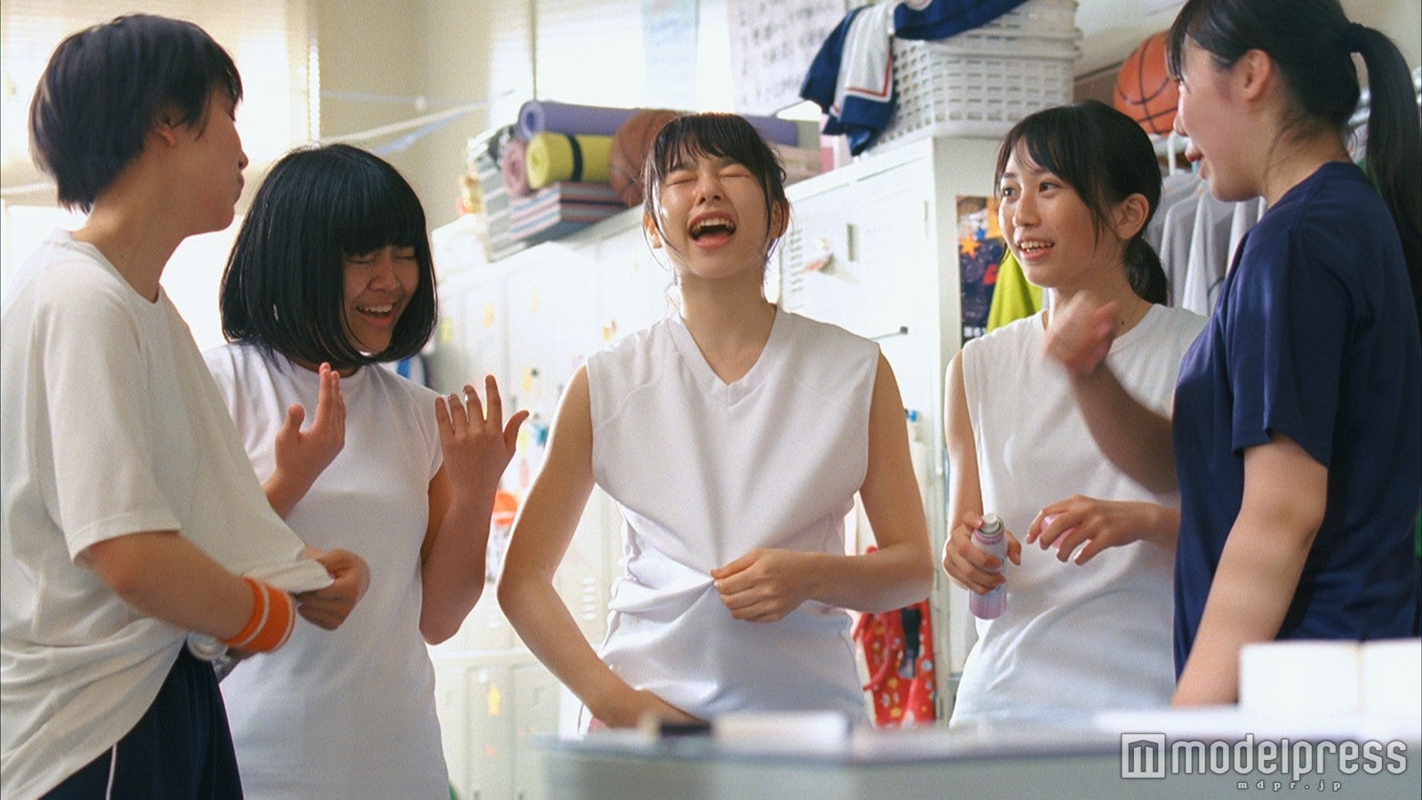 部員たちに囲まれる桜井日奈子