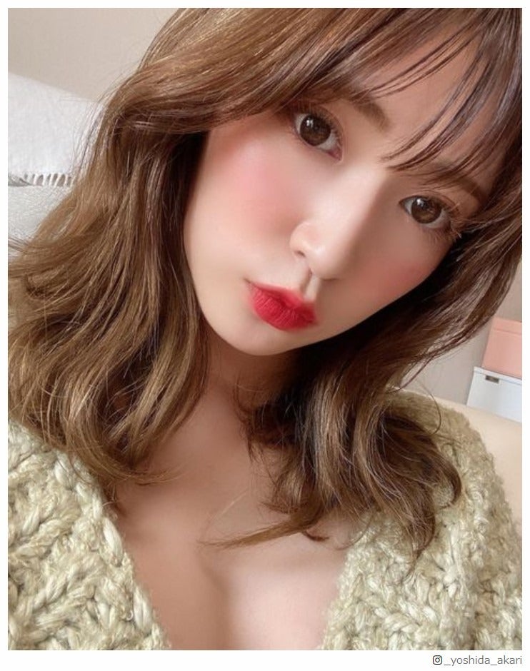吉田朱里、赤リップ姿で美デコルテ披露｢大人っぽい｣「セクシー」の声続々