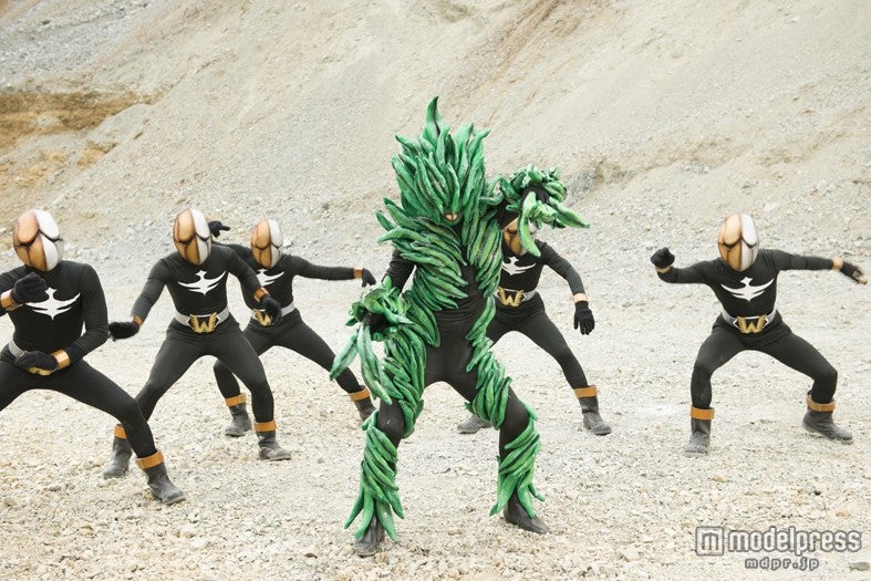 ジュンサイそのものの怪人ジュンサイドルド（C）2014「女子ーズ」製作委員会
