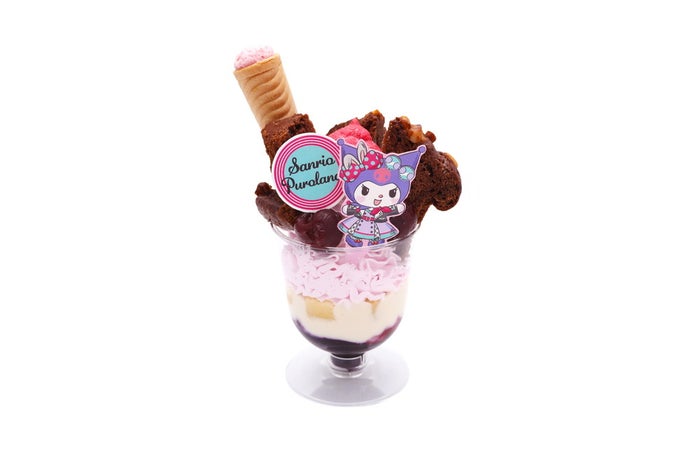 豆乳ヨーグルト&マフィンの デコ盛りベリーパフェ 1000円(C)2022 SANRIO CO.,LTD.TOKYO,JAPAN 著作 株式会社サンリオ