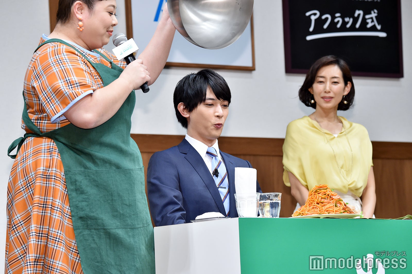 渡辺直美が吉沢亮にナポリタンを提供（C）モデルプレス