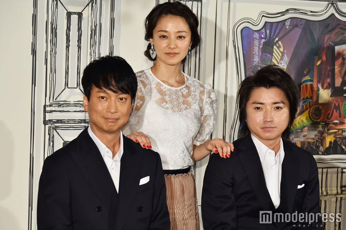 (左から)椎名桔平、中越典子、藤原竜也 /写真は4月4日の囲み取材にて(C)モデルプレス