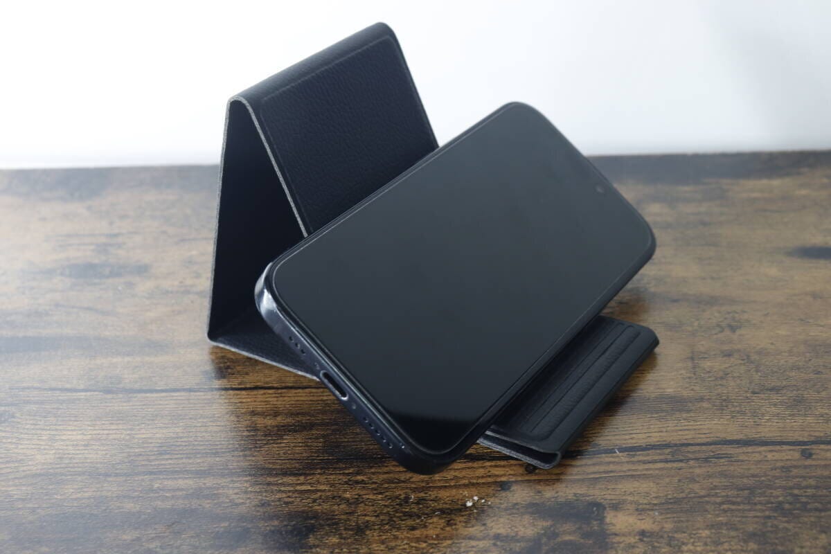 黒いスマホスタンドにスマートフォンを横置き 黒いスマホスタンドにスマートフォンを横置き